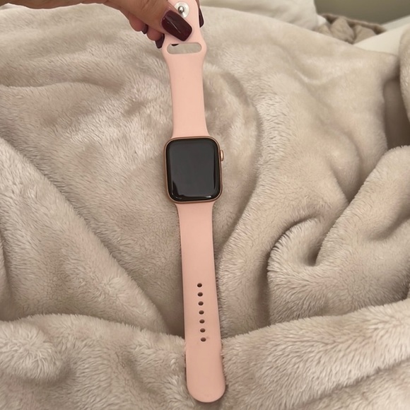 SE 44mm apple watch rose gold - Picture 1 of 2
